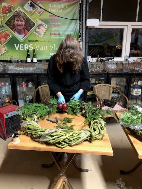 Henriette workshop kerstkransen maken tomatenstelen