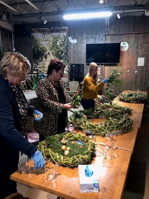 Henriette workshop kerstkransen maken tomatenstelen