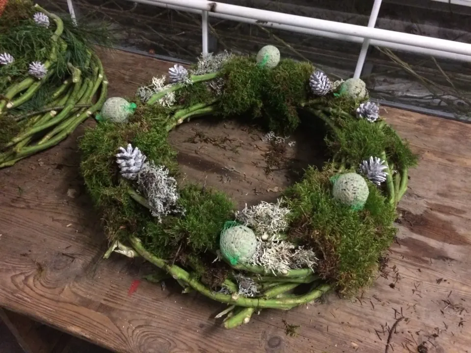 Henriette workshop kerstkransen maken tomatenstelen